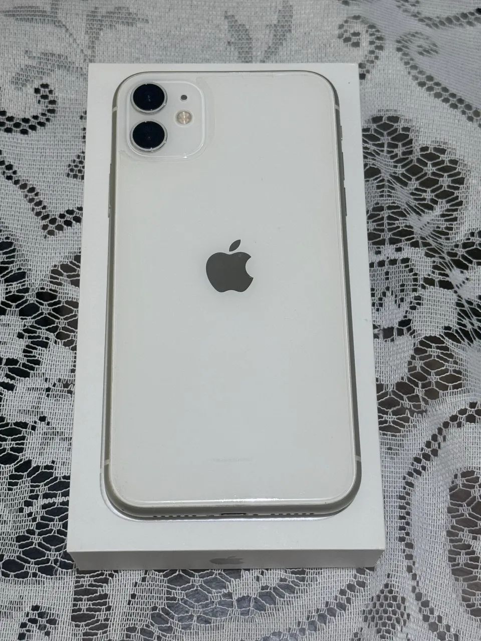 Iphone 11 64gb (já com película na frente e atrás/ acompanha uma