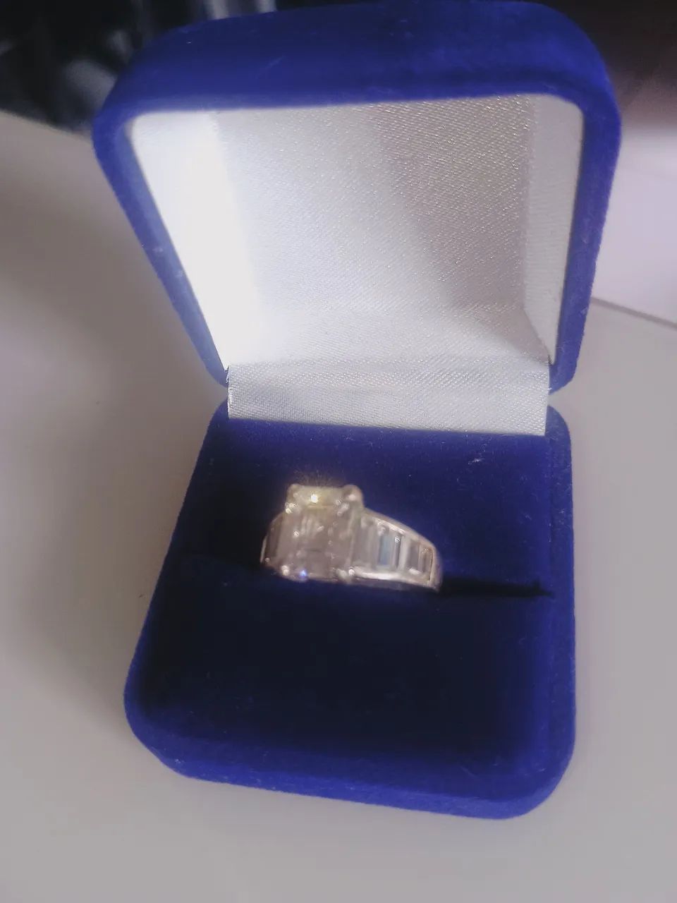 Lindo anel de prata com detalhes no pedra