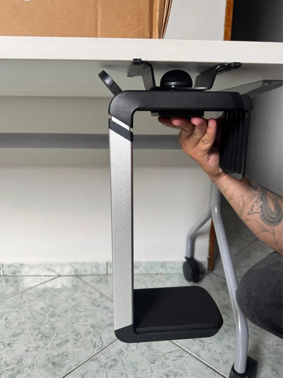 Suporte CPU humanscale novo sem uso na caixa 