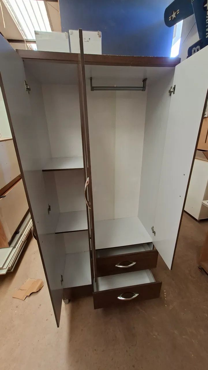 Guarda roupas 3 portas e mesa escrivaninha - Foto 5