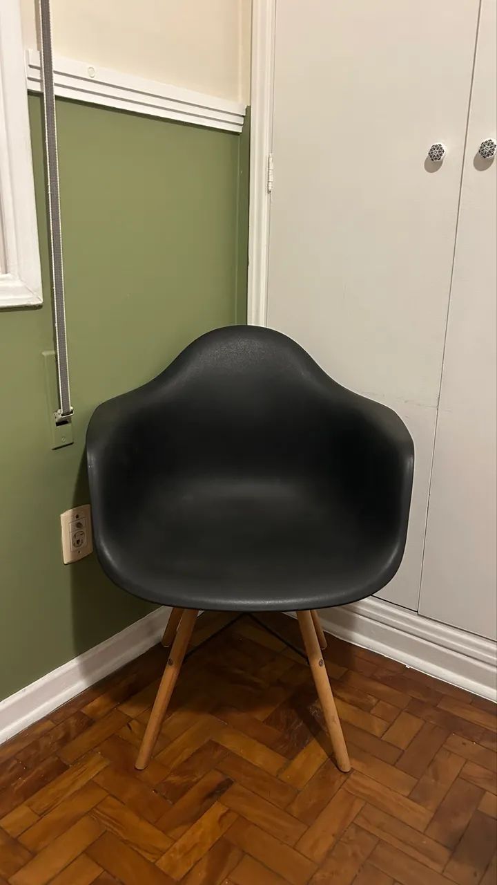 Poltrona estilo Eames preta