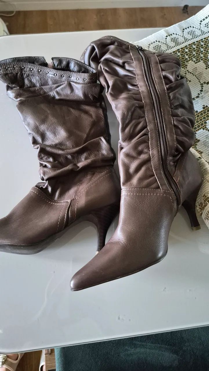 Bota de couro cano medio