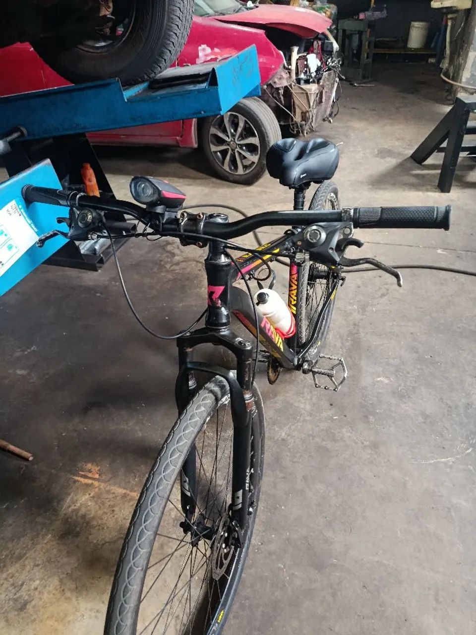 Bike semi nova  de alumínio  - Foto 2