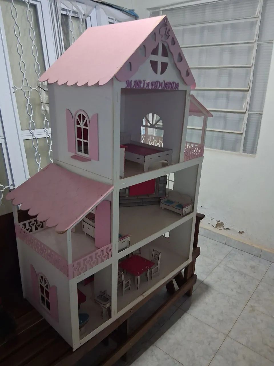 Casa de bonecas com móveis. 