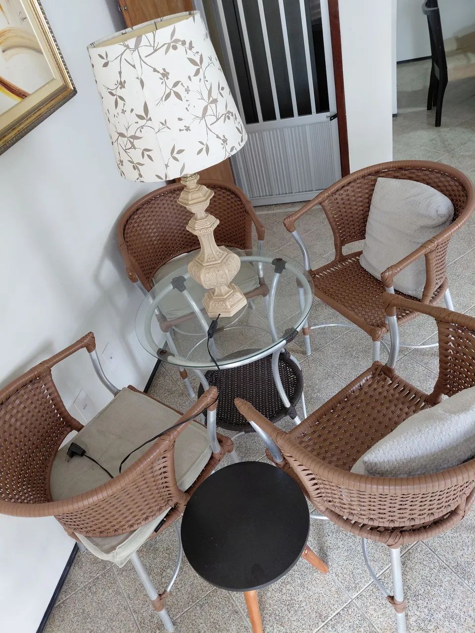 Mesa 4 cadeiras com almofadas e abajur - Foto 3