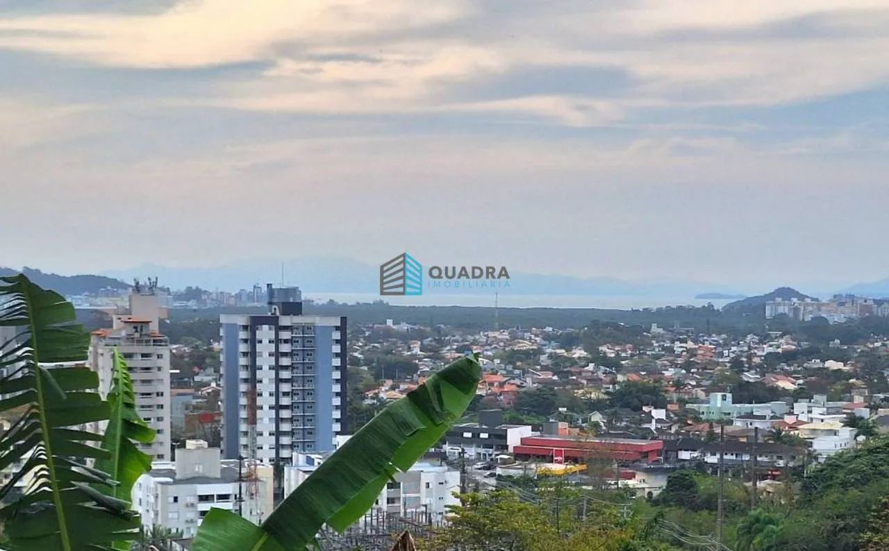 Casa 7 Dormitórios à Venda no Córrego Grande, Florianópolis !!