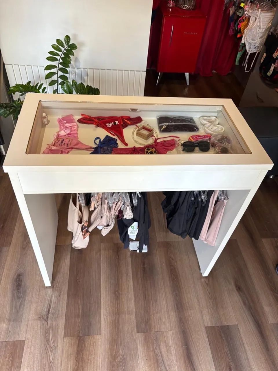 Mesa expositora com vidro no tampo e gaveta que tranca - Foto 2