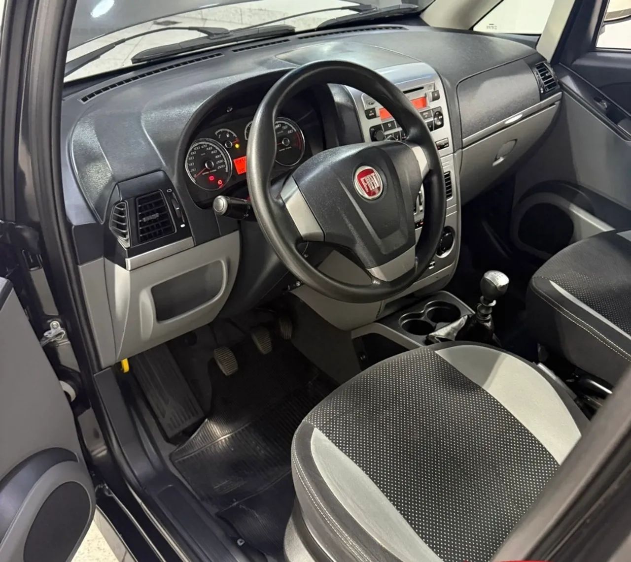 Fiat Idea Sporting 1.8 Flex 16V 5P 2011 - Foto 2