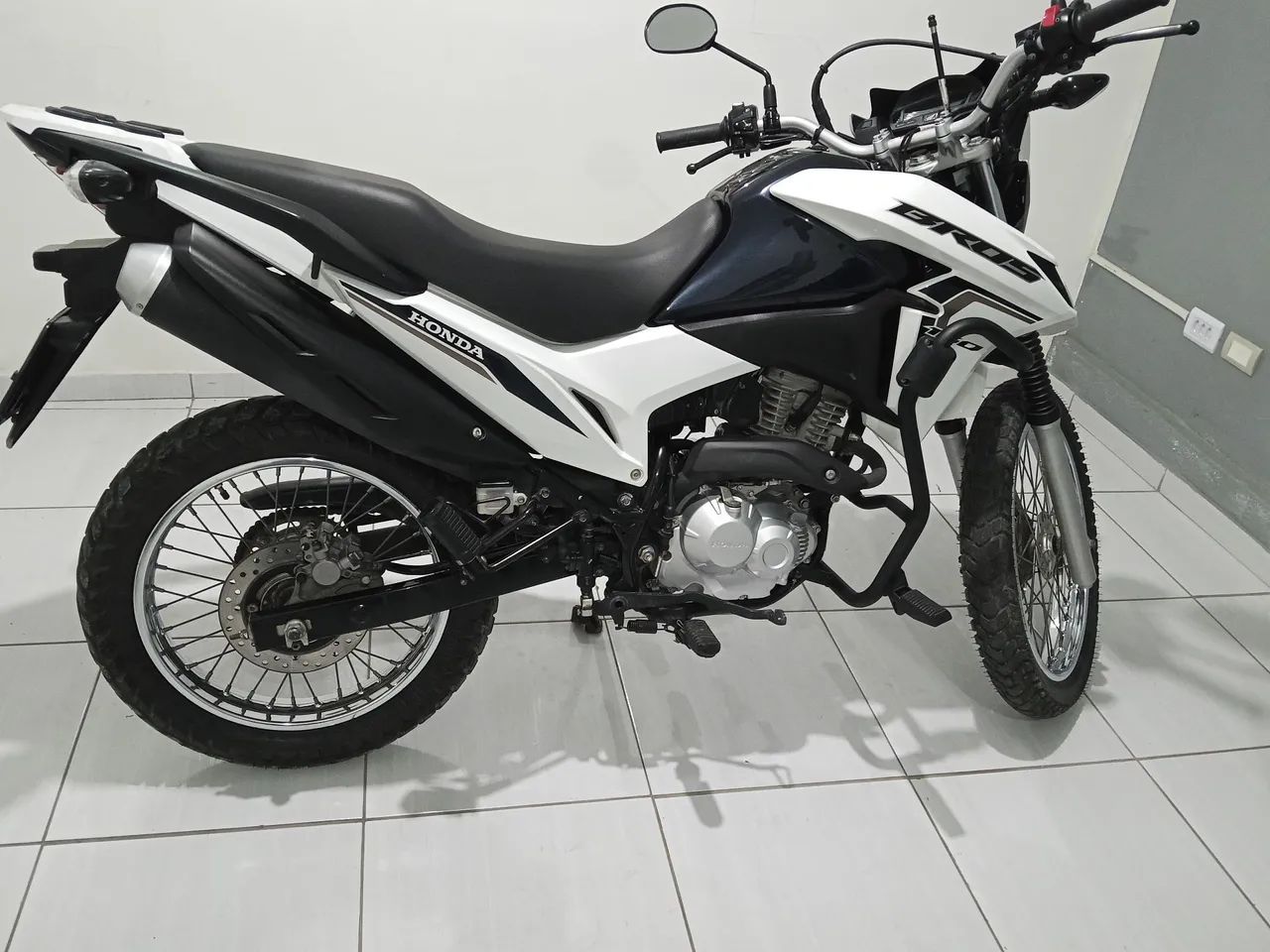 Moto nxr 160 2023 com apenas 1.900 Km  zerada.