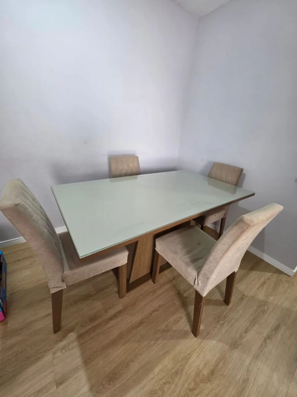 MESA COM TAMPO DE VIDRO COM 4 CADEIRAS - Foto 3