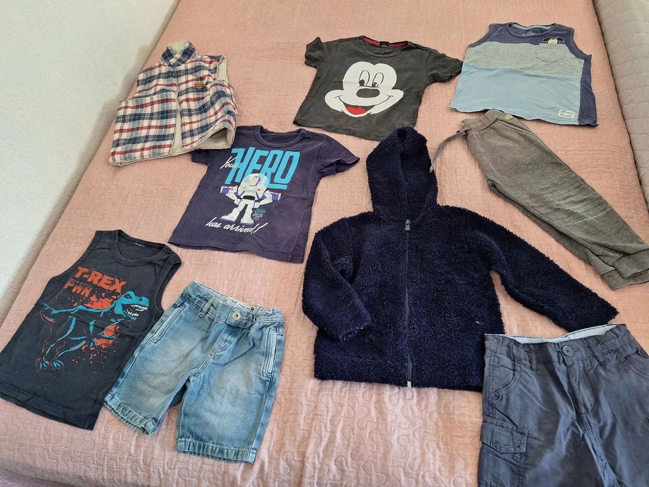 Roupas menino tamanho 3 e 4 calçados  tamanho 24 e 25/26 - Foto 2