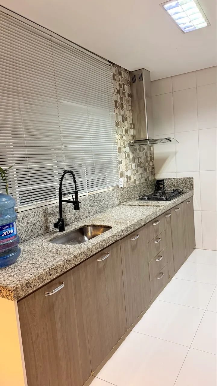 Pia cozinha completa com cooktop e armários  - Foto 2