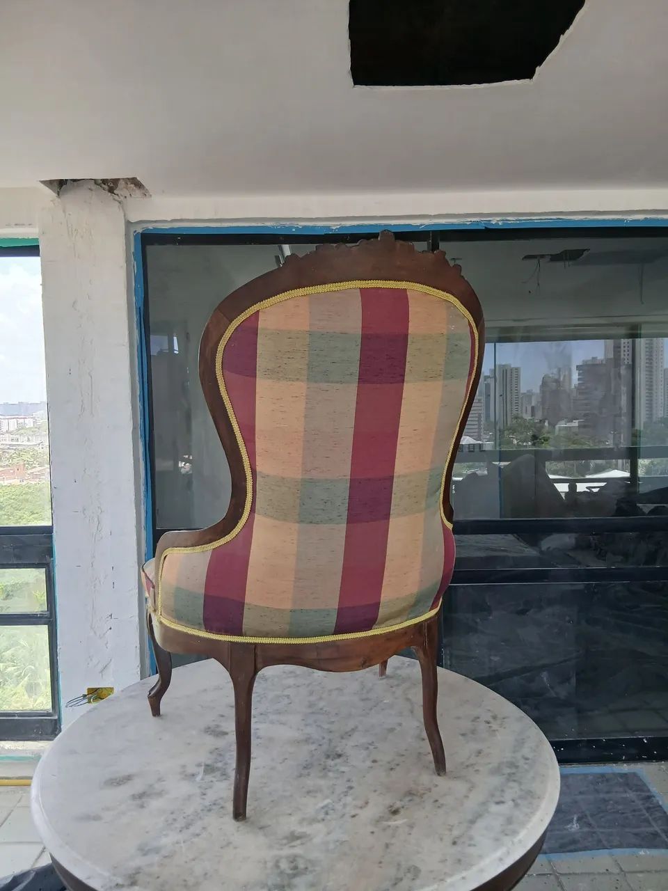 CADEIRA CONFORTÁVEL DE ANTIQUÁRIO  - Foto 2