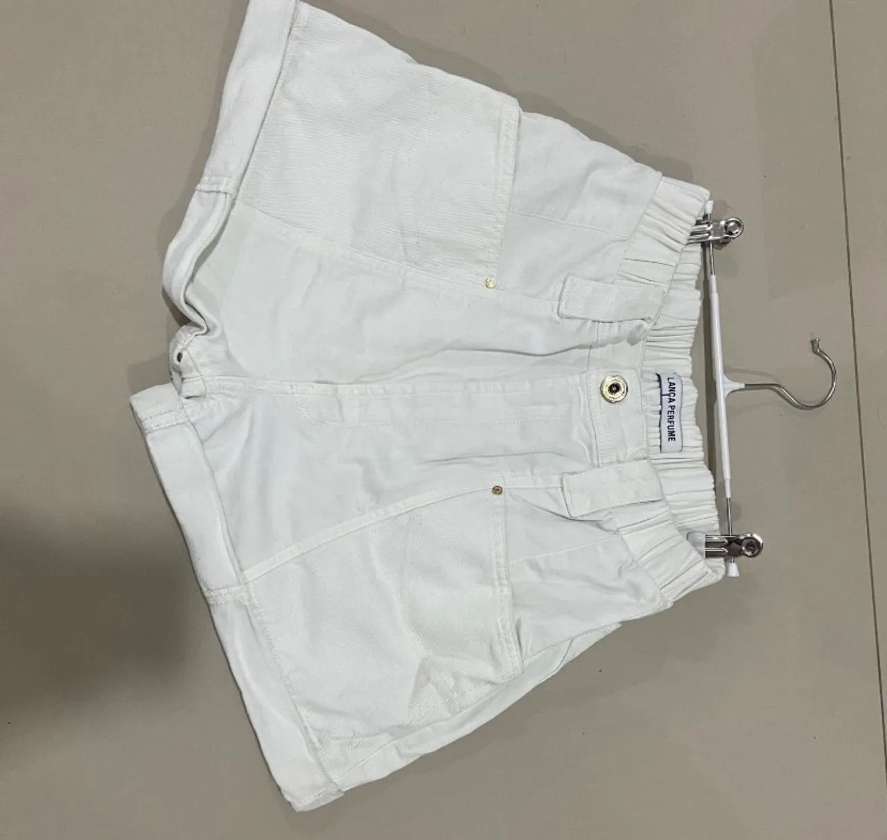 short jeans branco lança perfume