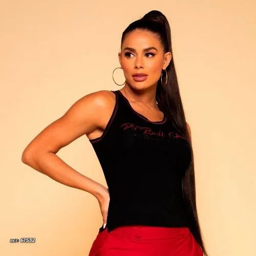 Blusa regata realça curvas com logomania brilhante exclusiva