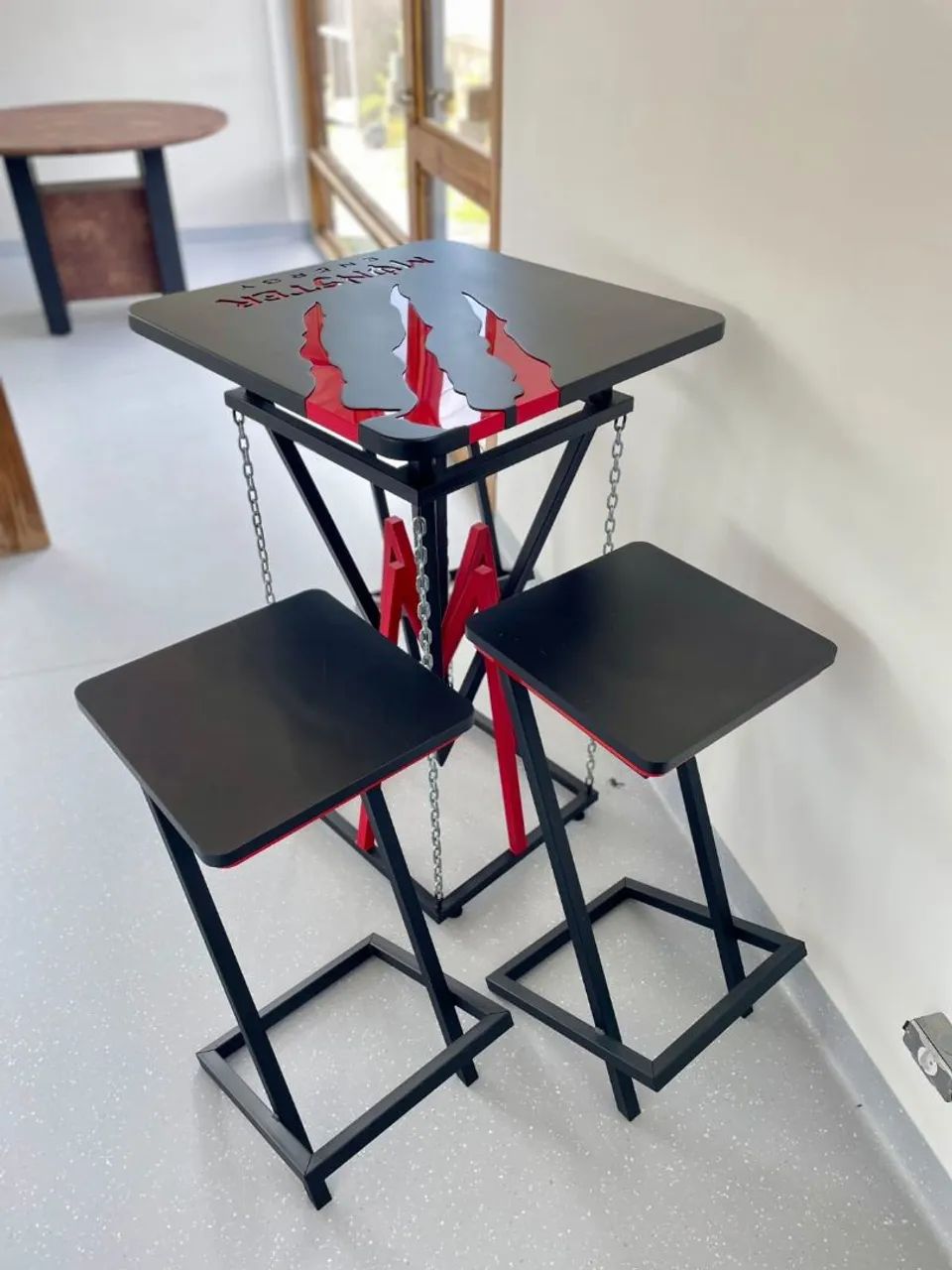 Mesa Bistrô, com 3 Banquetas, peça única e exclusiva, 65x65 