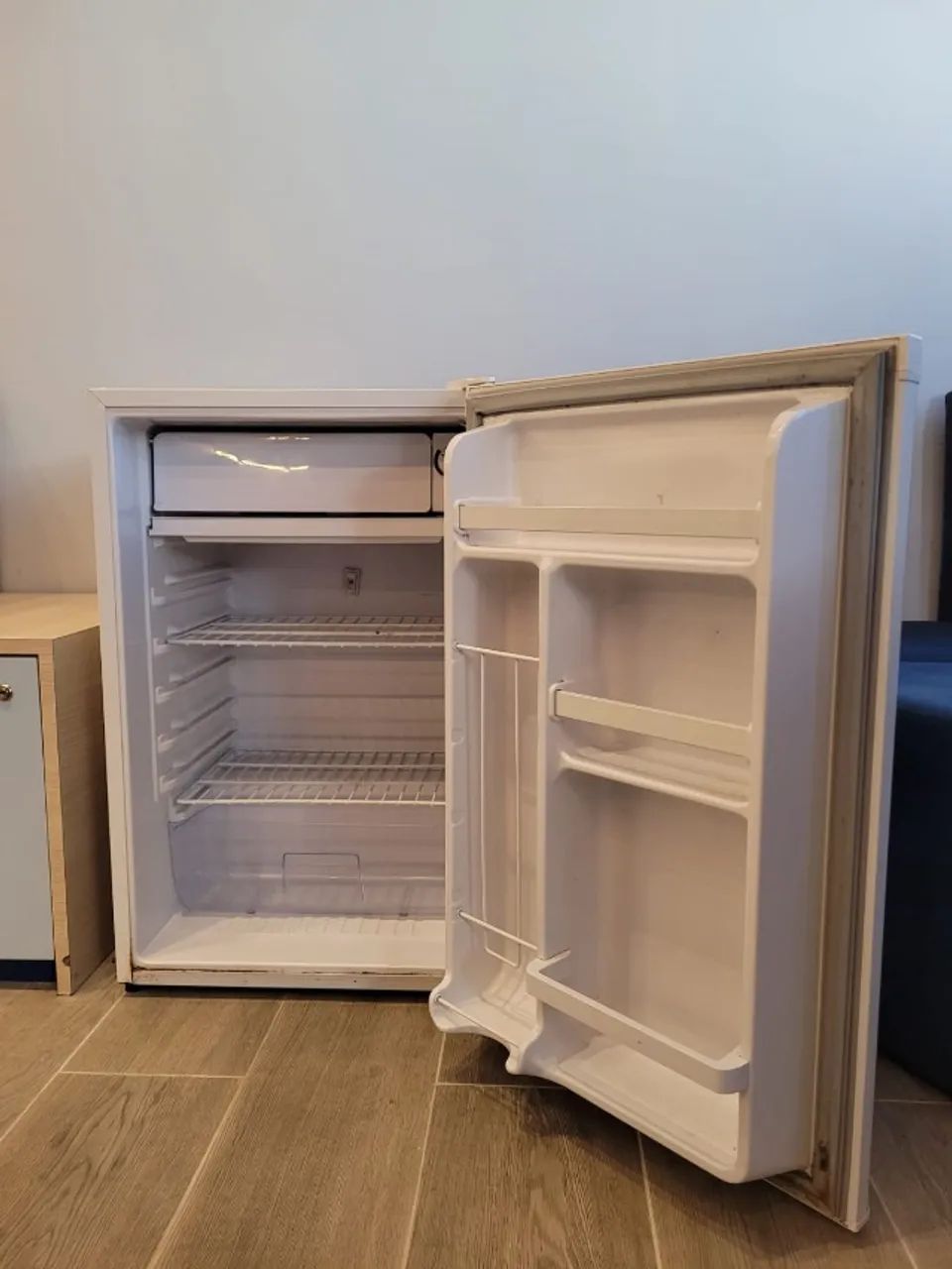 Frigobar EOS 122L Branco EFB130 220V
