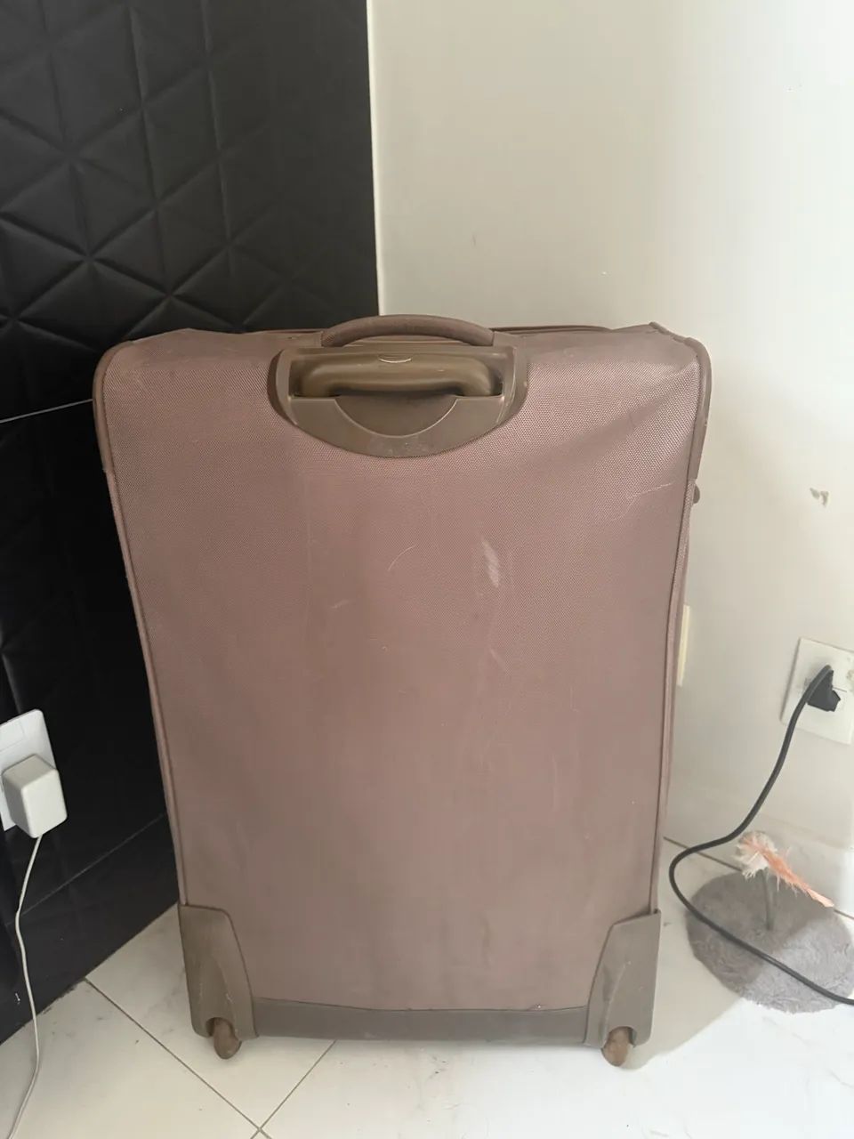 Mala de viagem - espaçosa e muito resistente  - Foto 5