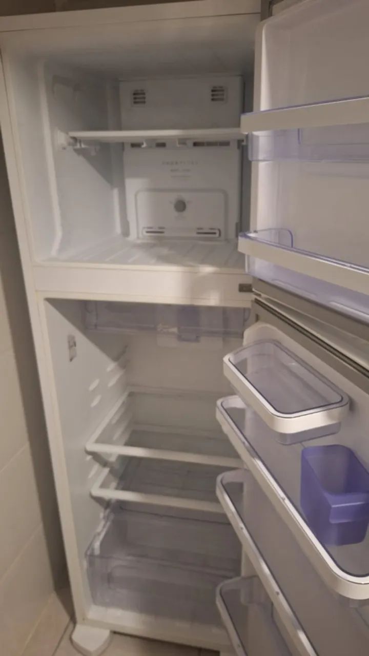 Geladeira Eletrolux com freezer - Foto 4