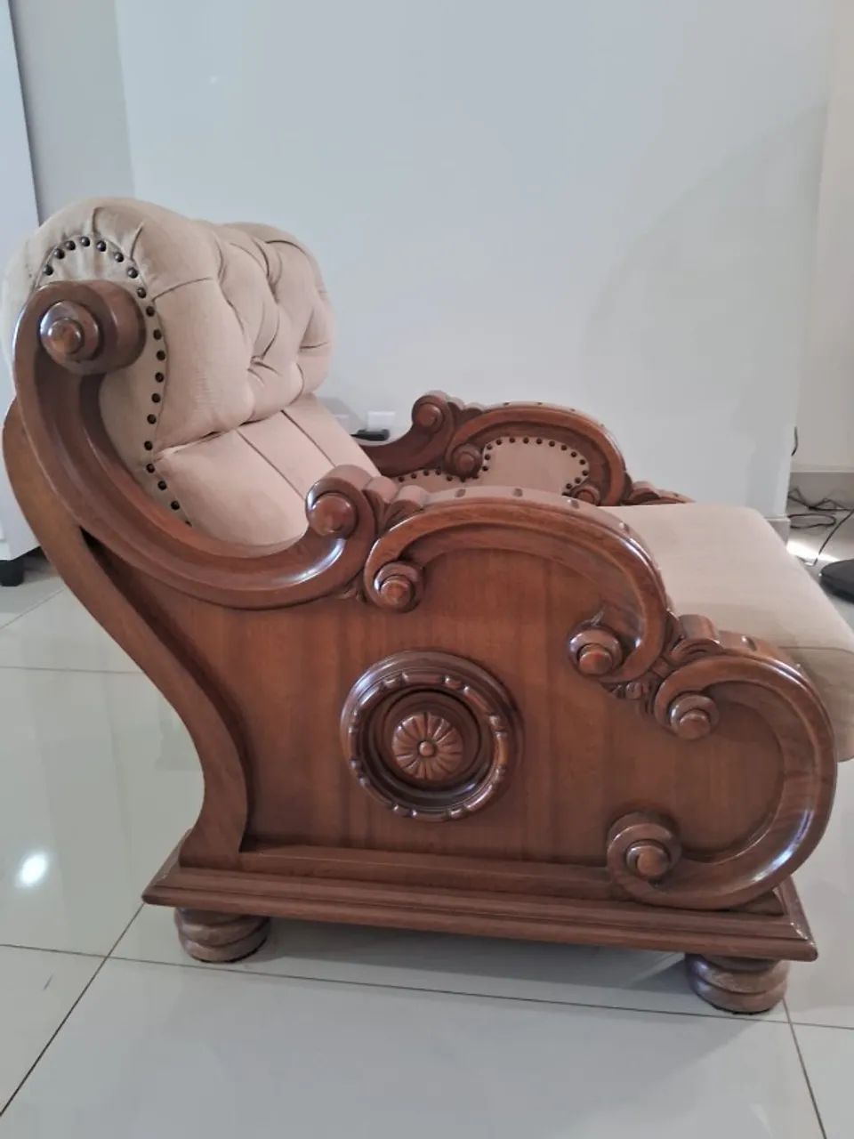 Conjunto de duas poltronas clássica colonial de madeira maciça  - Foto 2
