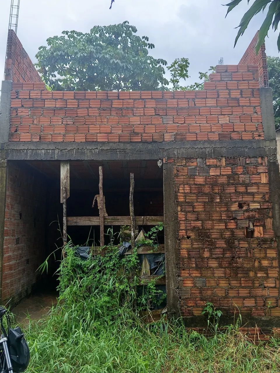 Casa sendo terminada de construir 