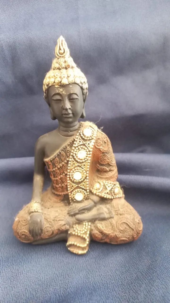 Buda meditando manto dourado - 11 x 8 cm