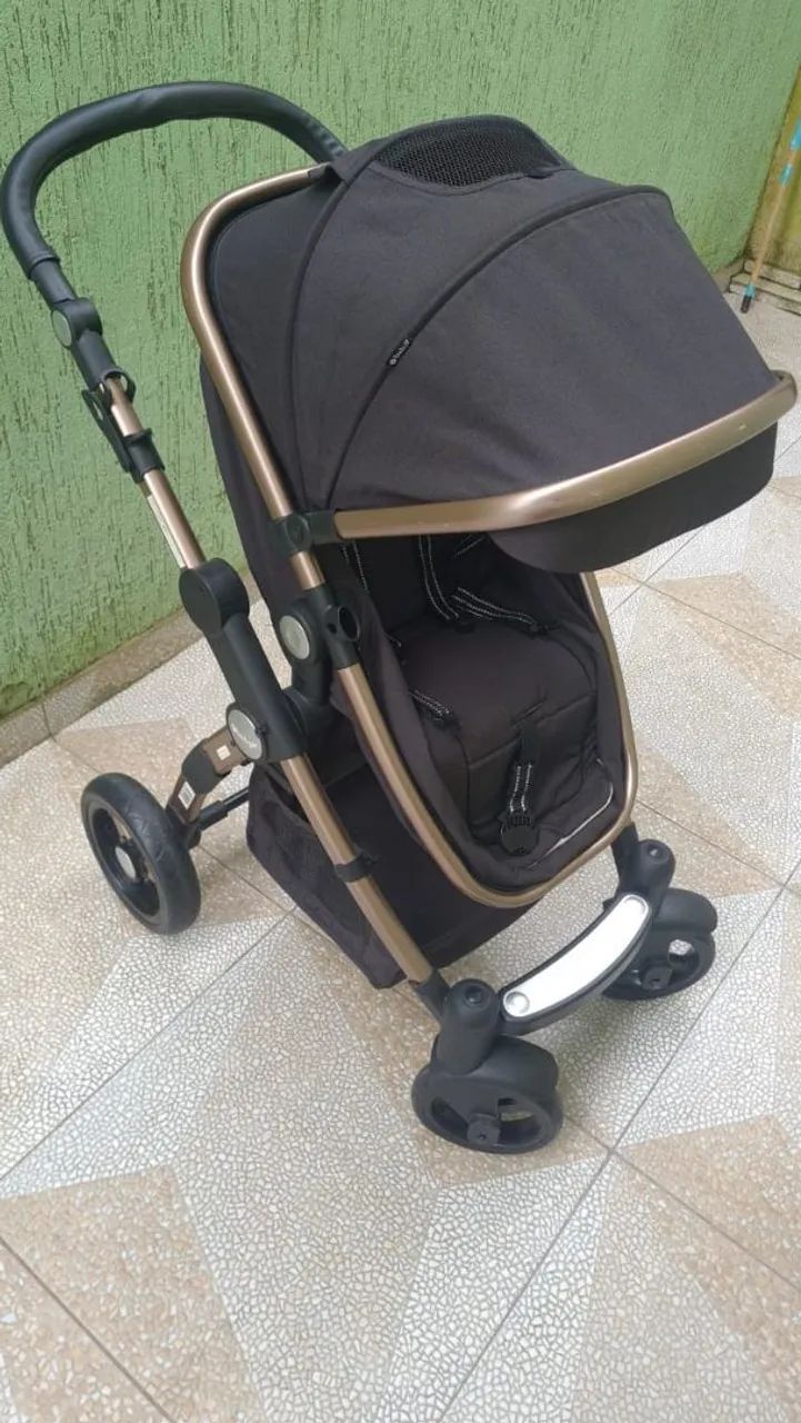 Carrinho de Bebê com bebê conforto 