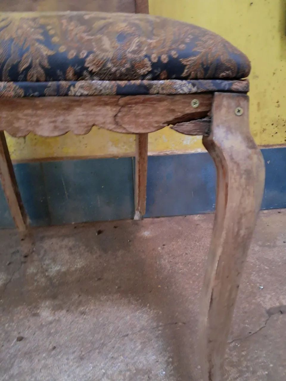 Cadeiras antigas quebradas  - Foto 3