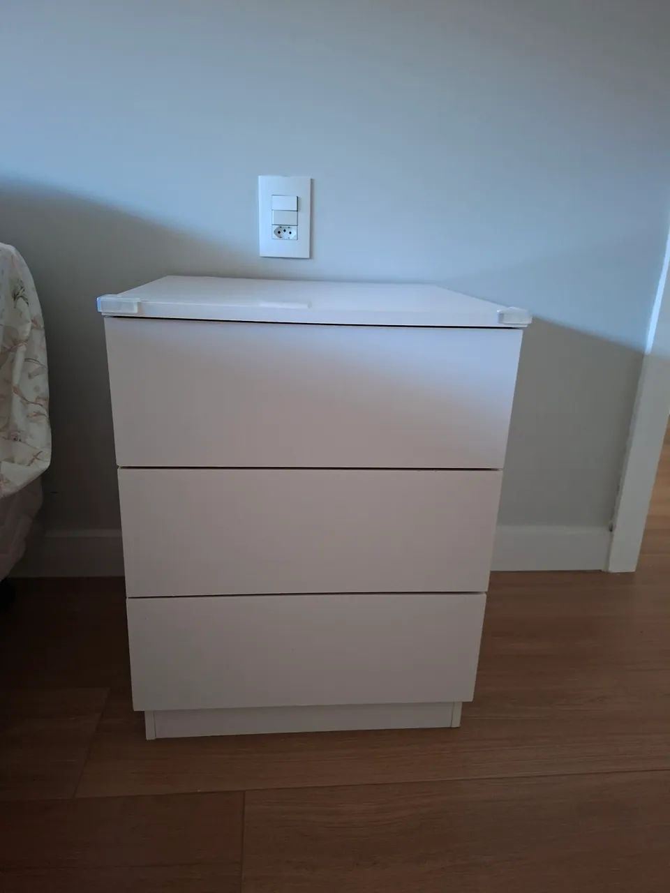 Vendo dois criado mudo brancos para quarto