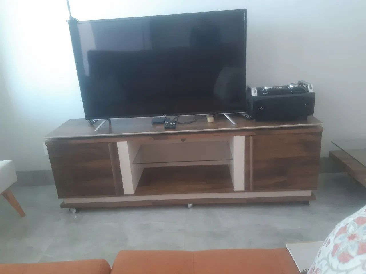 Vendo Rak com Painel e uma mesa de Centro