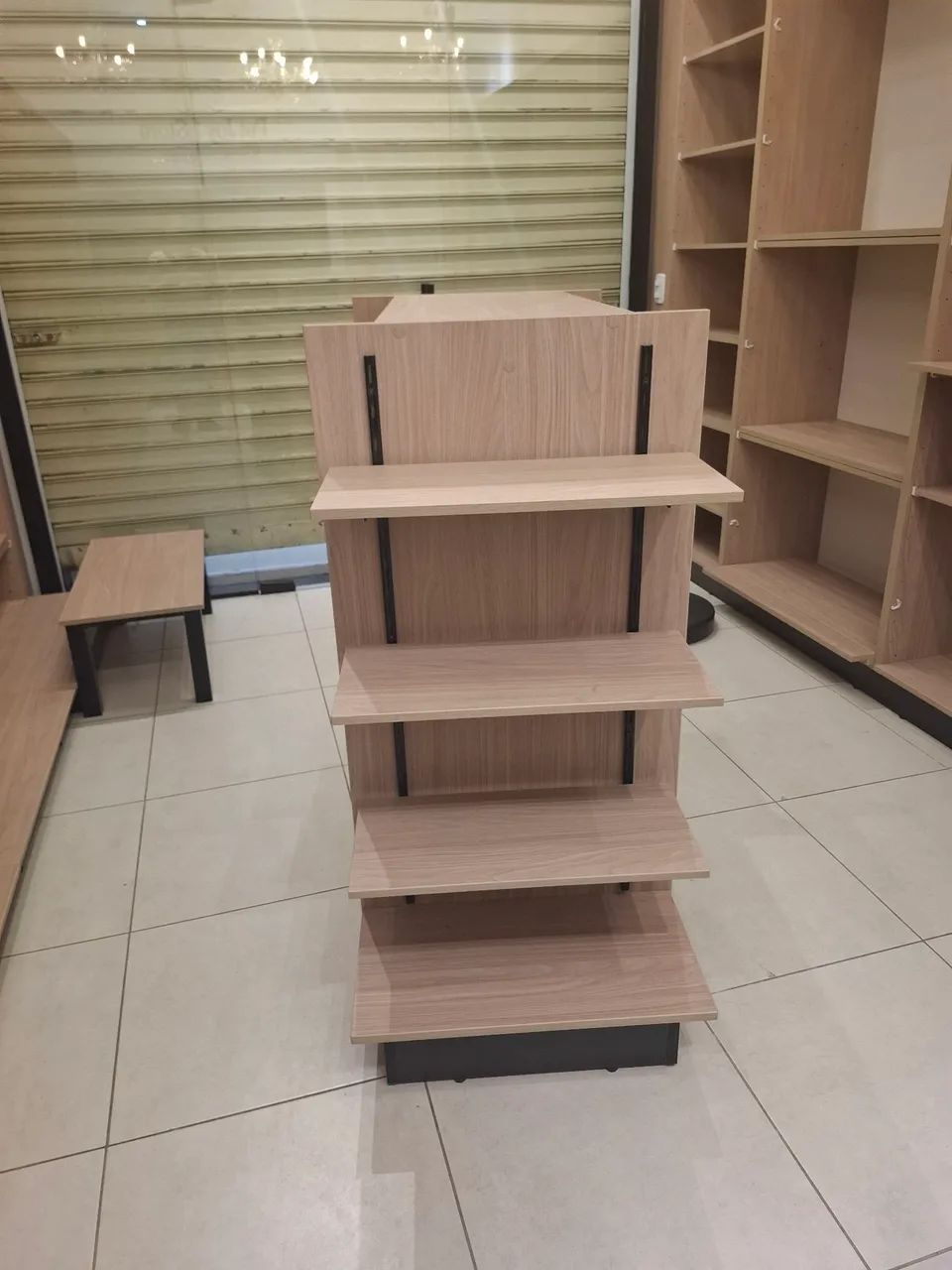 Ilha Expositora Central para Loja em MDF | Expositor Comercial com Prateleiras Reguláveis - Foto 5