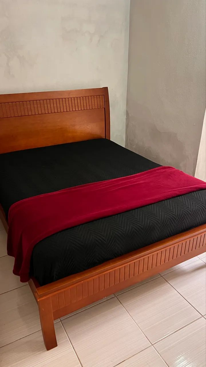 Cama Queen Benetti em madeira maciça - excelente estado