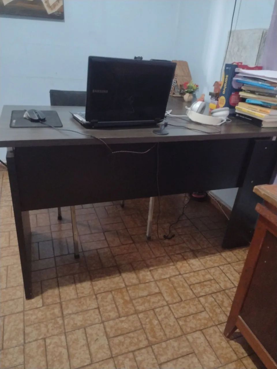 Mesa de escritório bem conservada 
