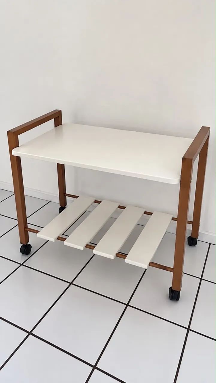 *Mesa lateral/de apoio com rodízios*  