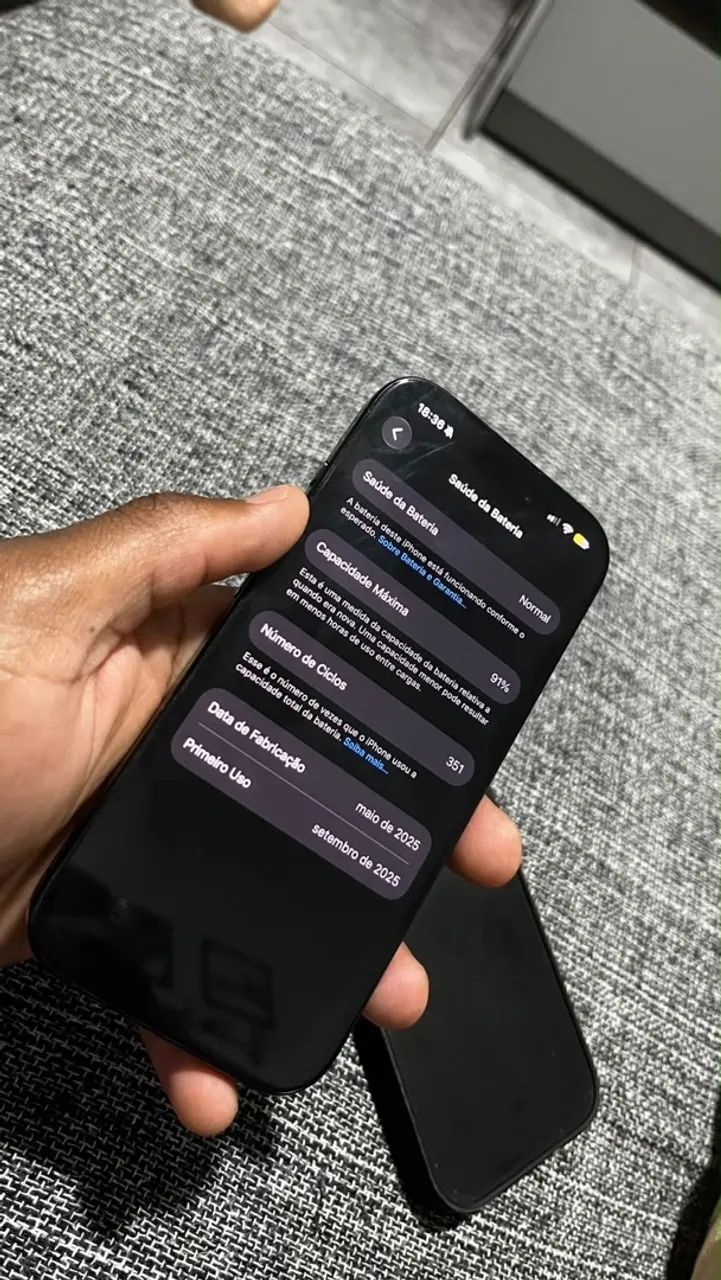 iPhone 16 pro com detalhe na tampa traseira - Foto 4