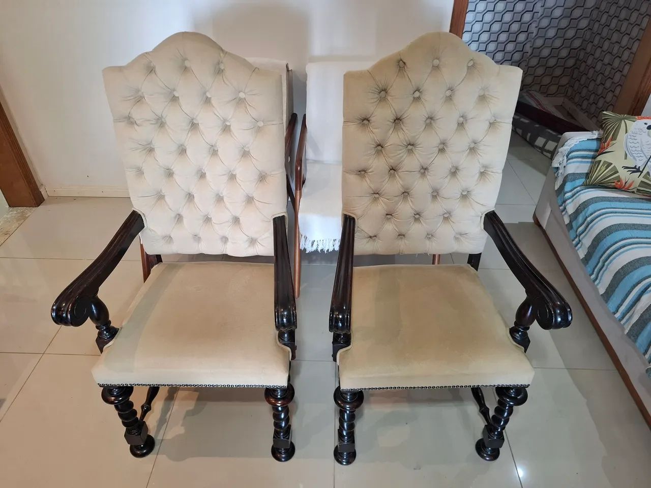 Conjunto de cadeiras estilo manuelino 
