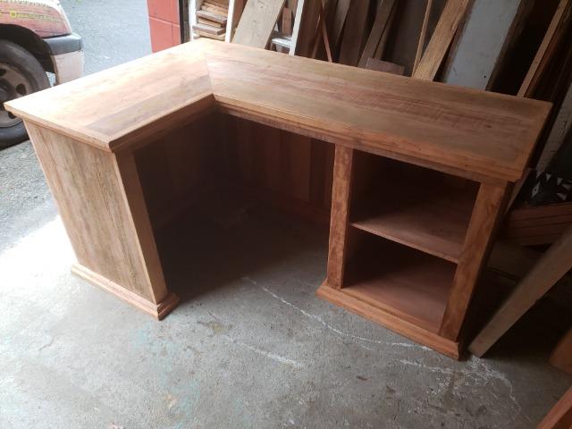 Balcão em L Peroba Rosa