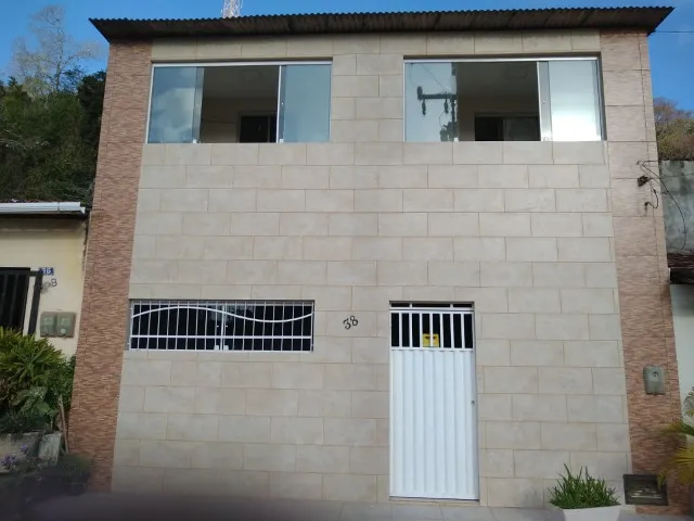Casa duplex solta com 3 quartos sendo 1 suíte em Natal