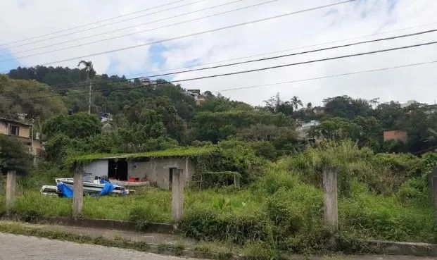 Oportunidade! Terreno financiável com 961m² à venda em Sambaqui.