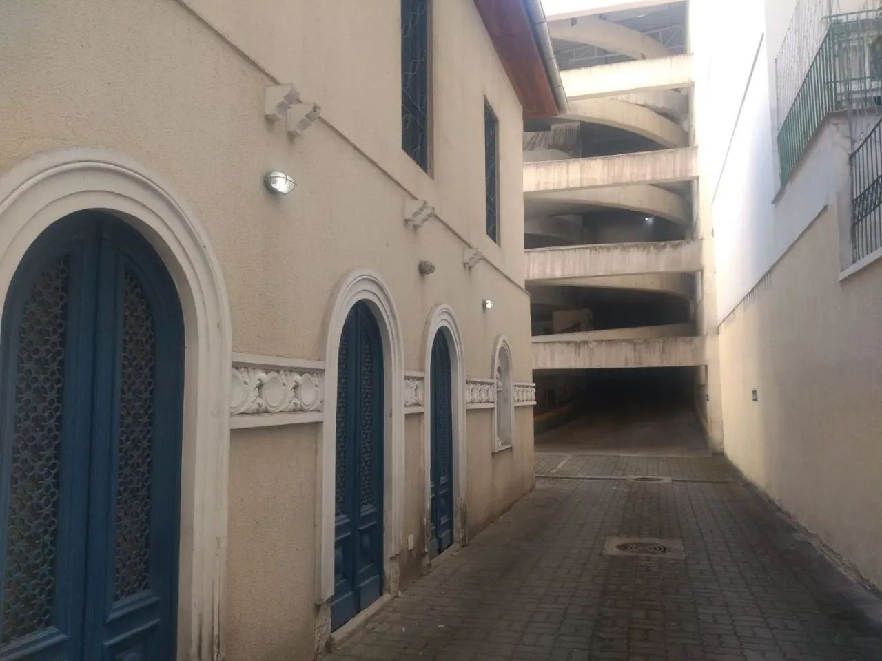 Casa / Comercial / Leme