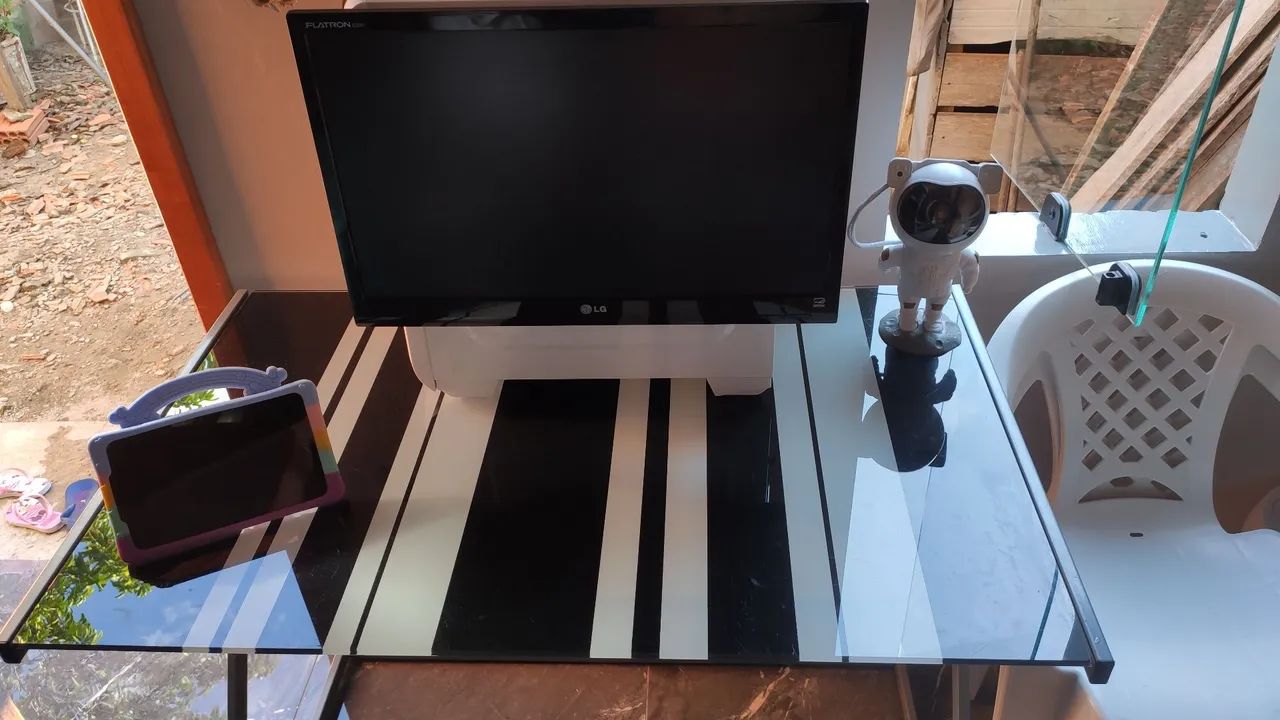 Mesa de vidro para escritório ou Computador.