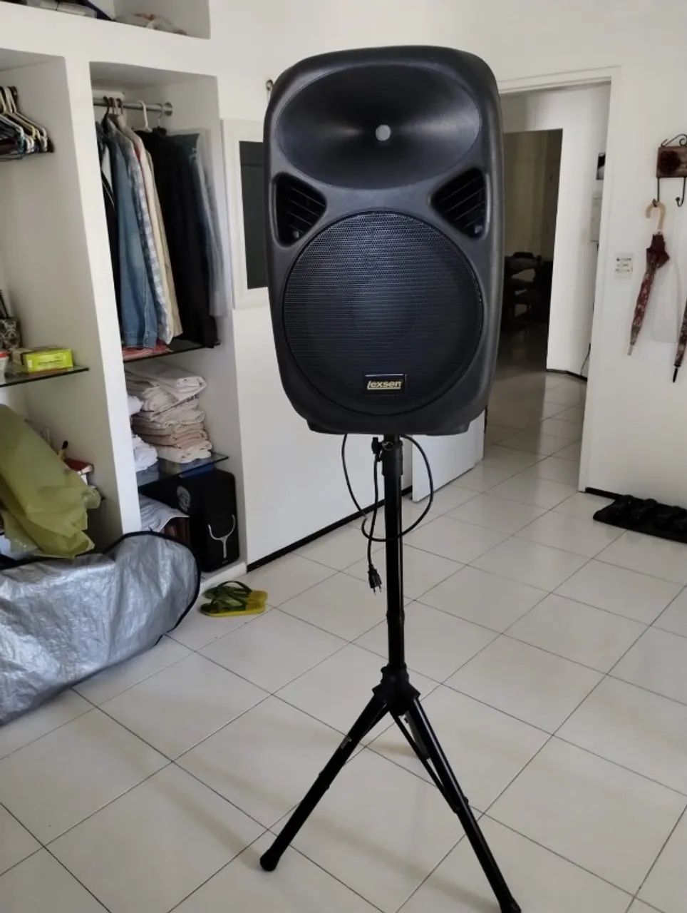 Caixa de som Lexsen 190w, tripé, dois microfones e um pedestal 
