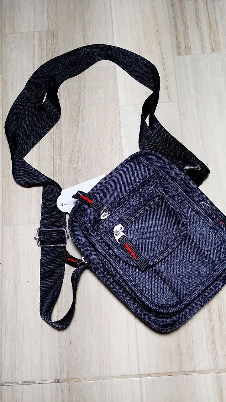 Bolsa transversal preta com detalhes