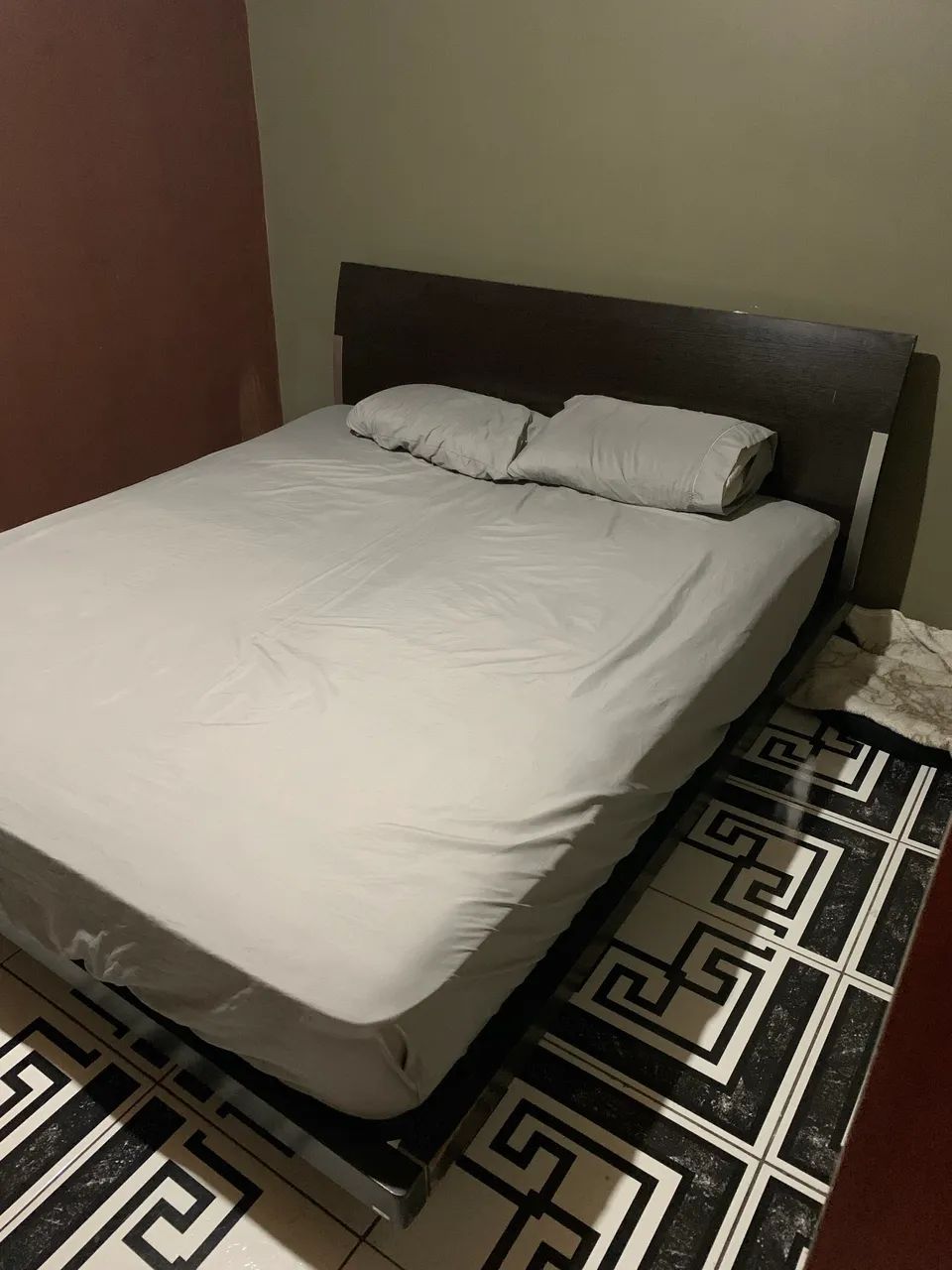 Cama King Size 2,0x1,90 com colchao - Foto 3