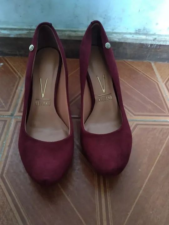 Sapatos de salto vinho