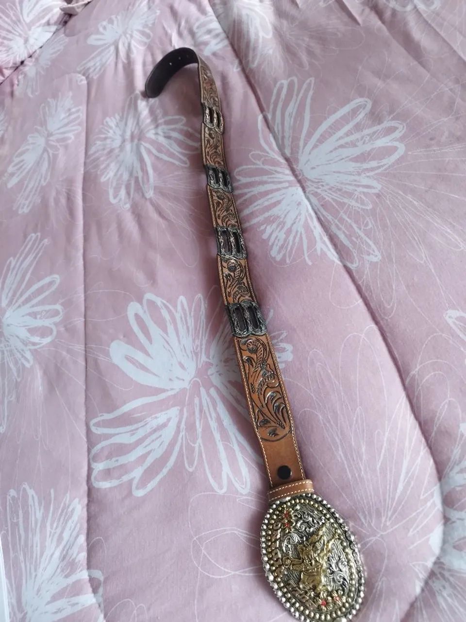 Vendo cinto em puro couro com fivela cromada
