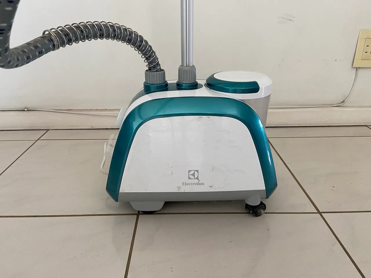 PASSADEIRA A VAPOR ELECTROLUX GTS10 220v ADESIVO DE PROTEÇÃO DE FABRICA  TODOS ACESSORIOS - Foto 2