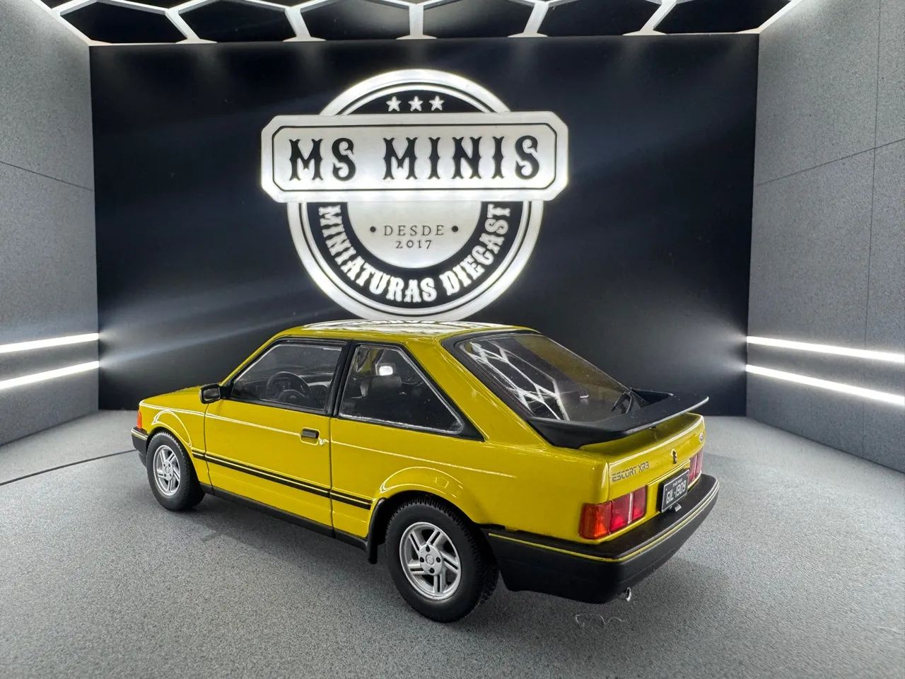 Miniatura Ford Escort XR3 -amarelo escala 1/24 Limitado - Foto 4