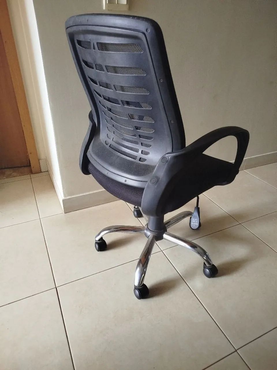 Cadeira de Escritório Giratória com Rodinhas (Reclinável, Ajustável e Confortável) - Foto 2