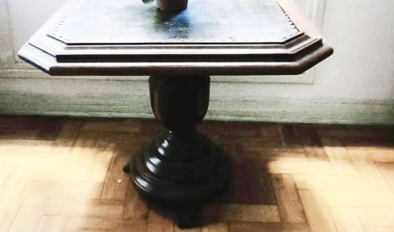 Mesa tampo em couro tachado. 65581380923906121